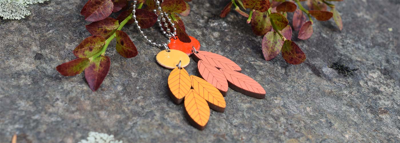 Suomalainen kaulakoru Pihlaja oranssi