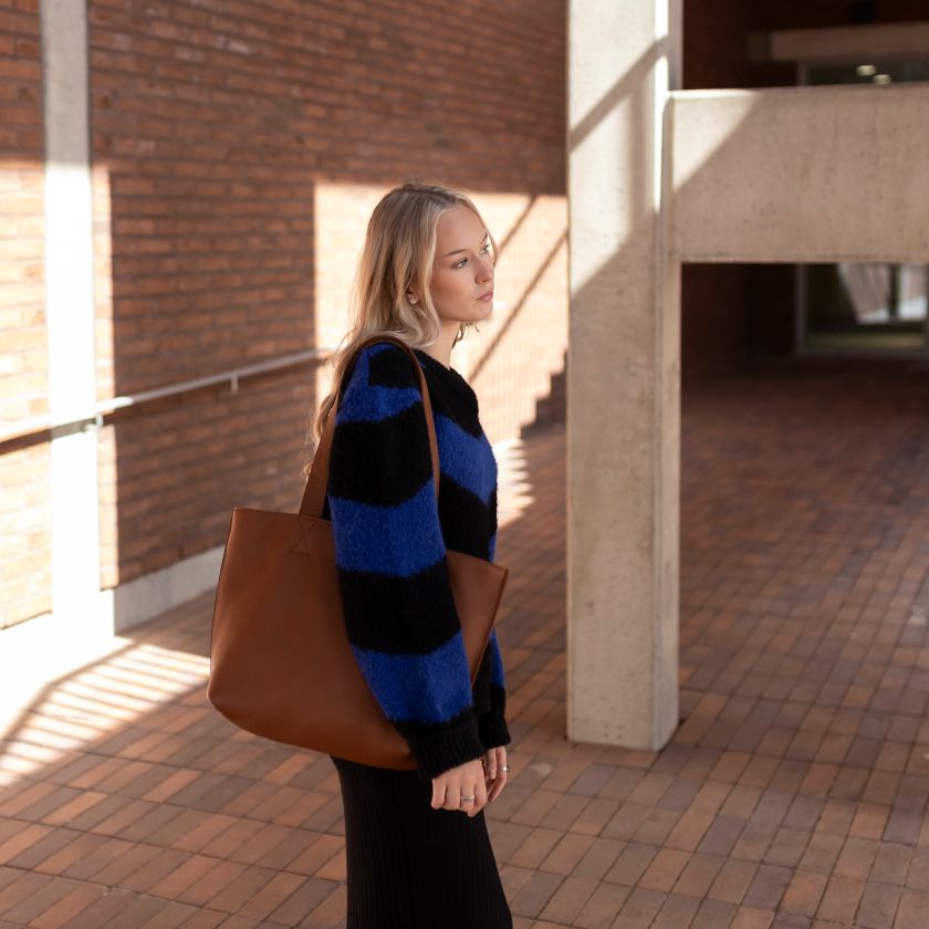 Braune Ledertasche für Alltag und Arbeit, hergestellt in Finnland aus Elchleder, Miiko Design, Skandinavischer Stil