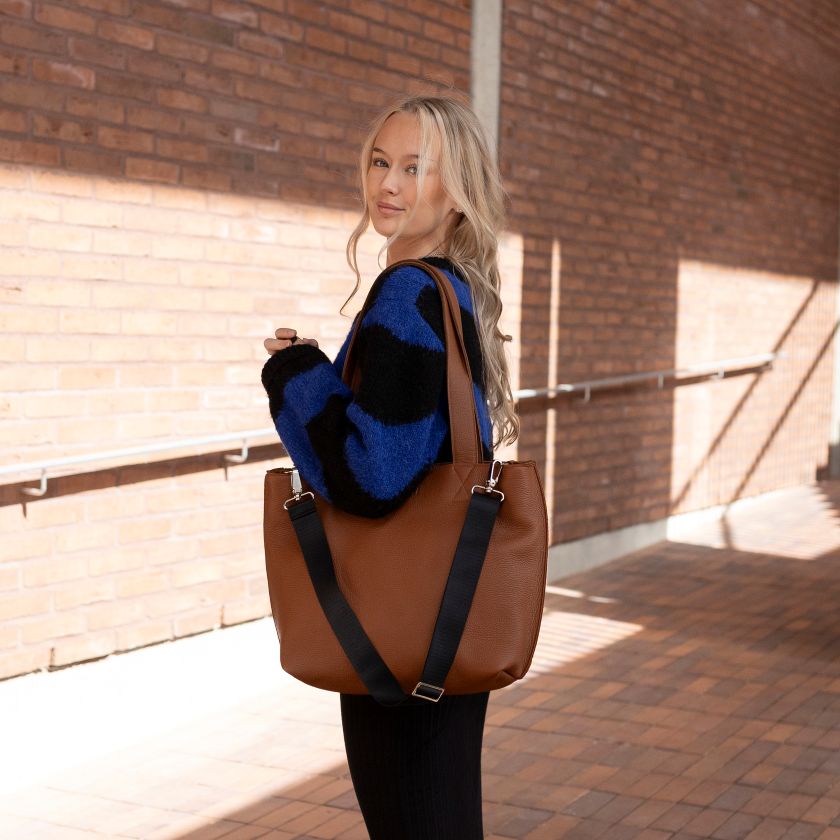 Braune Ledertasche für Alltag und Arbeit, hergestellt in Finnland aus Elchleder, Miiko Design, Skandinavischer Stil