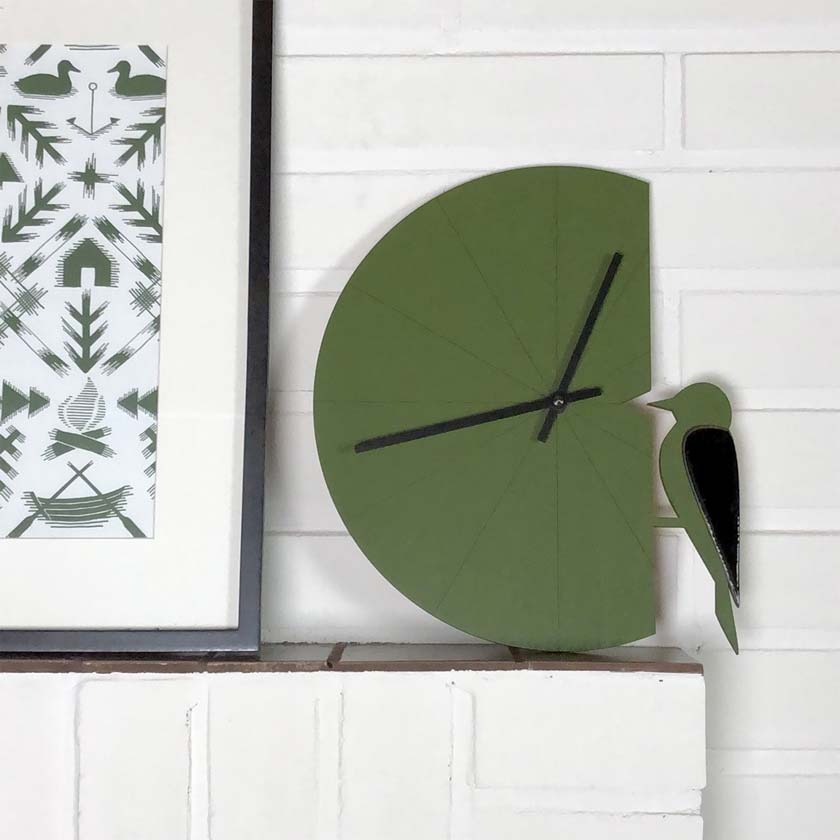 Tikka Specht Wanduhr Wald grün, Designuhr aus Finnland, The Finland Shop