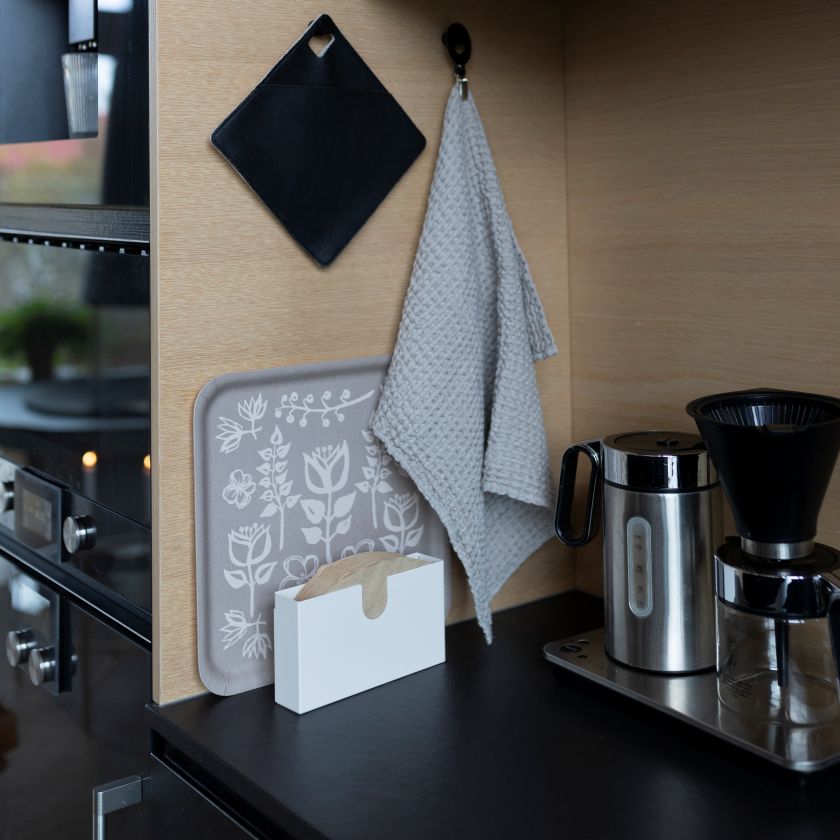 Viereckige Zaubergarten Tablett zum Servieren oder als Kuchenteller, aus finnischer Birke, hergestellt in Finnland, Miiko Design, Küchen Dekoration