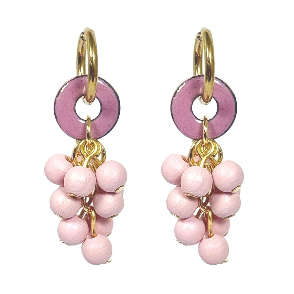 Mimosa Ohrringe, rosa mit Holzperlen, Sommerohrringe, Blumenohrringe hergestellt in Finnland, Pauliina Rundgren HandiCrafts, Edelstahlt