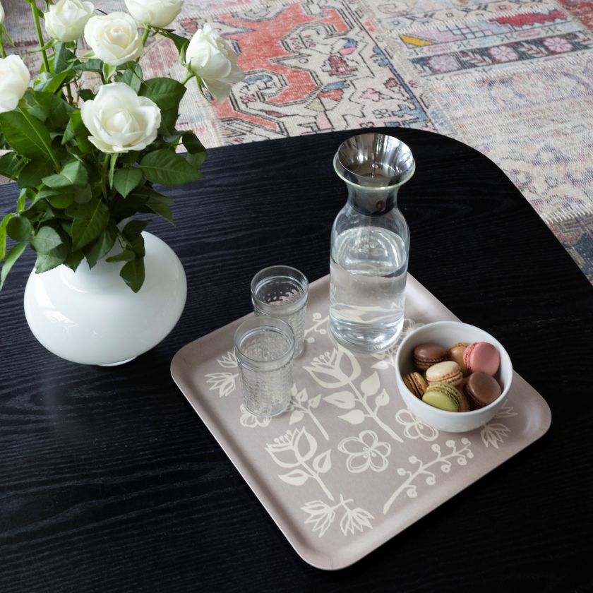 Viereckige Zaubergarten Tablett zum Servieren oder als Kuchenteller, aus finnischer Birke, hergestellt in Finnland, Miiko Design, für Frühstück