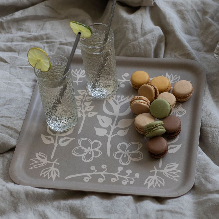 Viereckige Zaubergatten Tablett zum Servieren oder als Kuchenteller, aus finnischer Birke, hergestellt in Finnland, Miiko Design