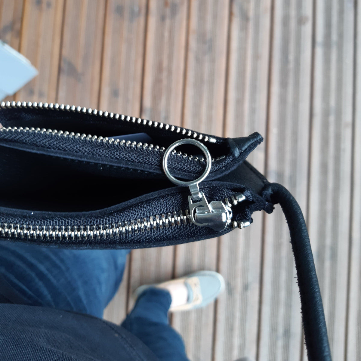 Schwarze Ledertasche, Hide