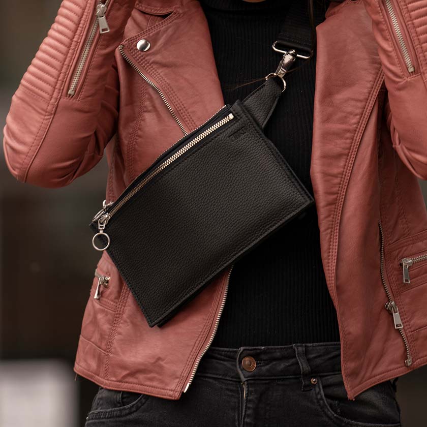 Olkalaukku vyölaukku hirvennahkaa Hippa musta nahkalaukku Miiko design suomalainen