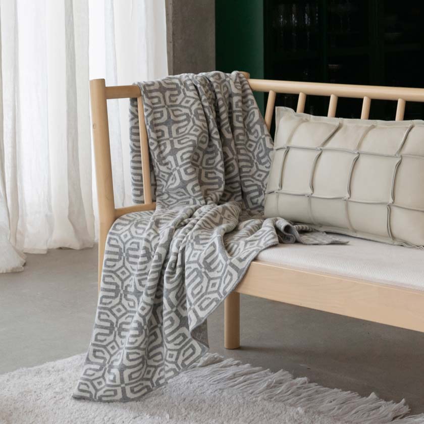 Suomalainen villahuopa vaalean harmaa torkkupeitto louhi miiko design