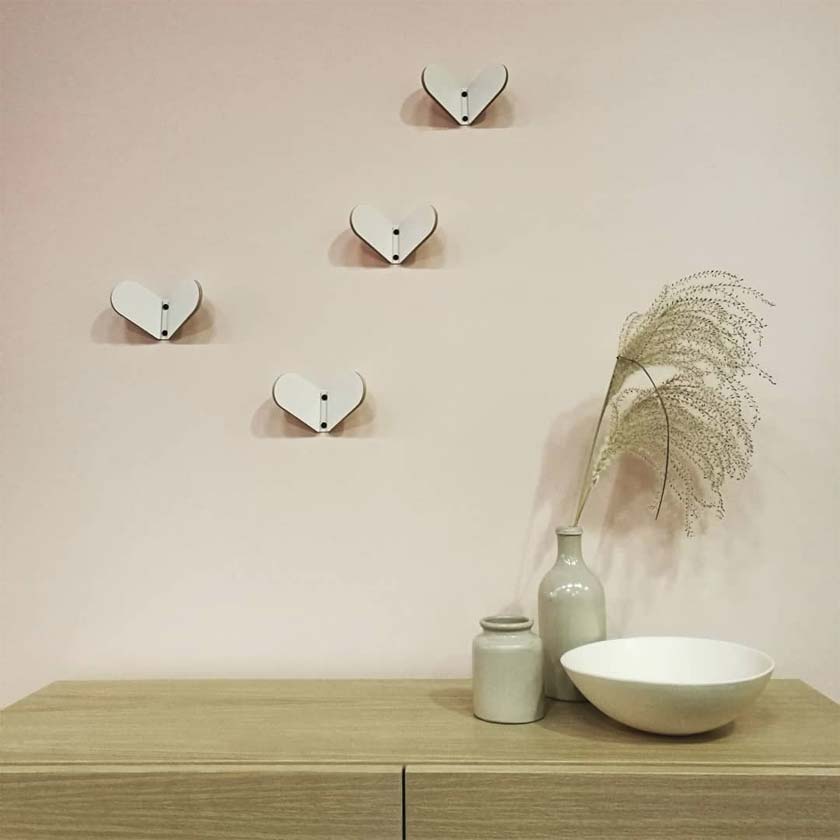 Muoto2 seinäkoukku Syli koivuvaneria puinen ripustin musta valkoinen naulakko