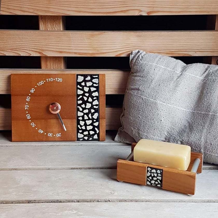 Ruskea saunamittari löylymittari lämpömittari saunaan Klapi suomalainen Pauliina Rundgren handicrafts design