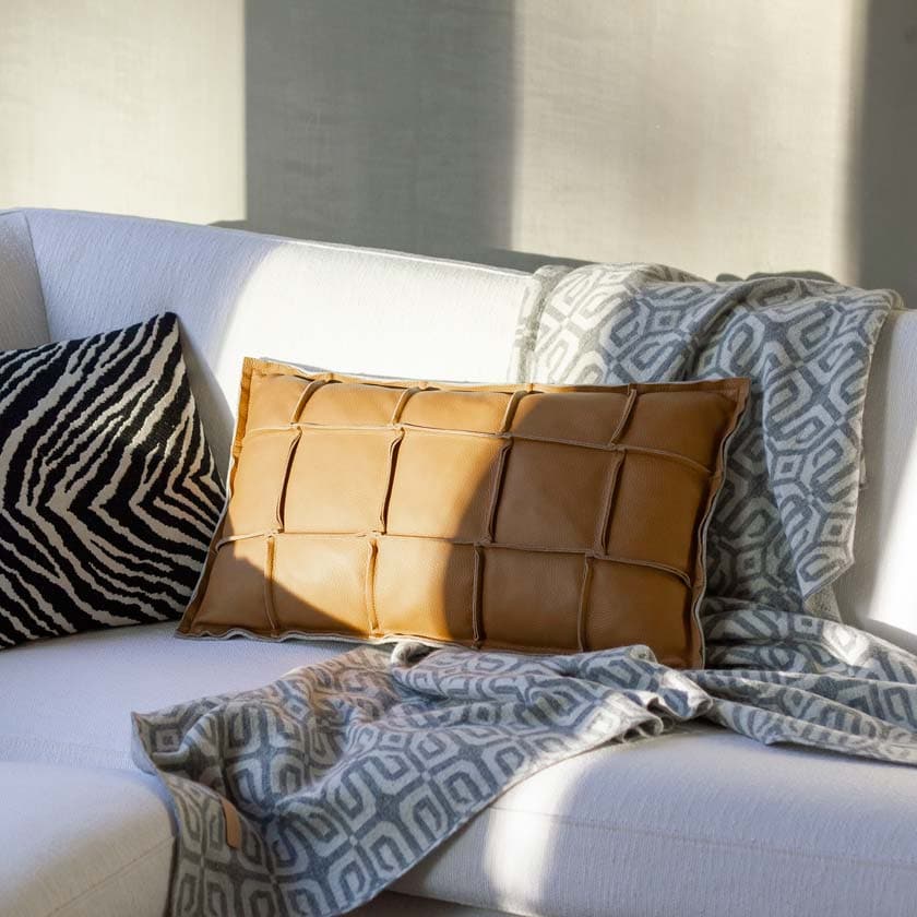 Suomalainen villahuopa vaalean harmaa torkkupeitto louhi miiko design