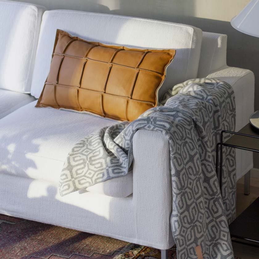 Ruskea konjakki nahkatyyny Väre Miiko design suomalainen sisustus