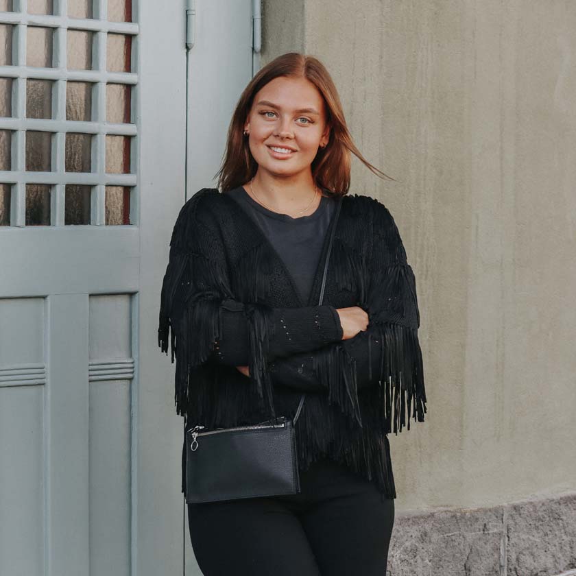 Suomalainen nahkalaukku Piilo musta pikkulaukku olkahihnalla Miiko design hirvennahkaa