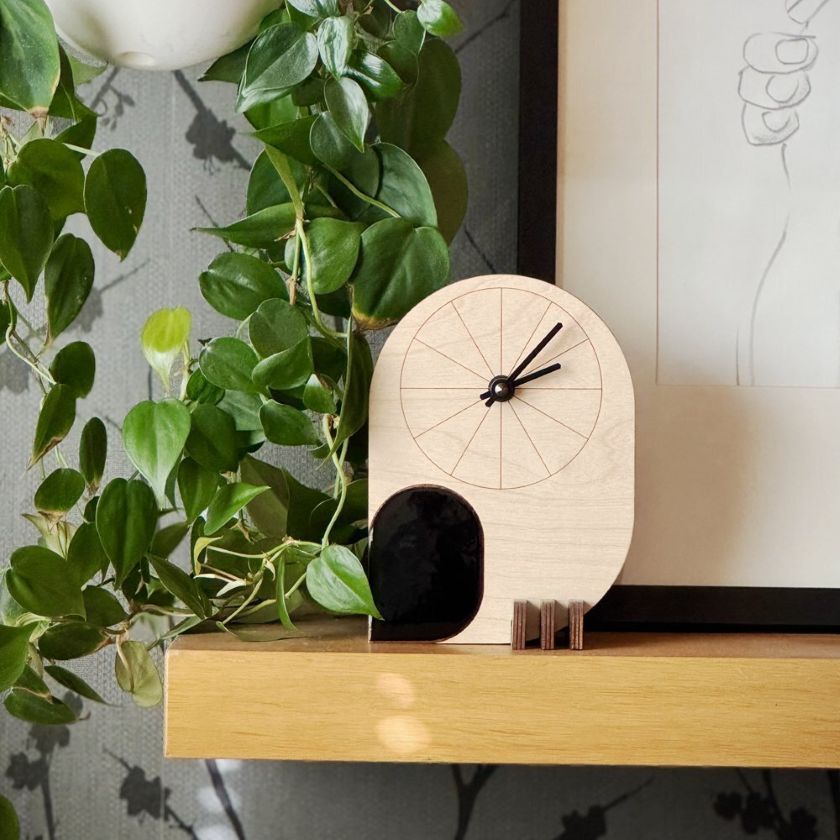 Pöllö pöytäkello suomalaisesta koivusta, koristeena musta emalilaatta, Pauliina Rundgren HandiCrafts