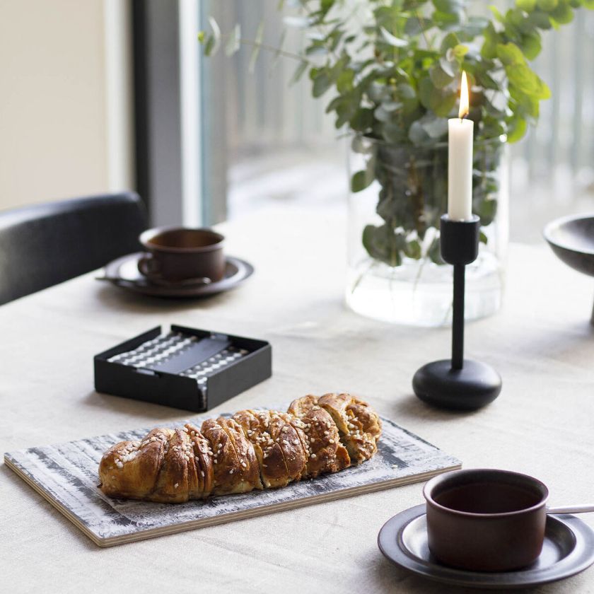 Finnischer Birkenwald Schneidebrett aus Holz, schwarz und weiß, hergestellt in Finnland, Miiko Design, für Küche und Tischgedeck