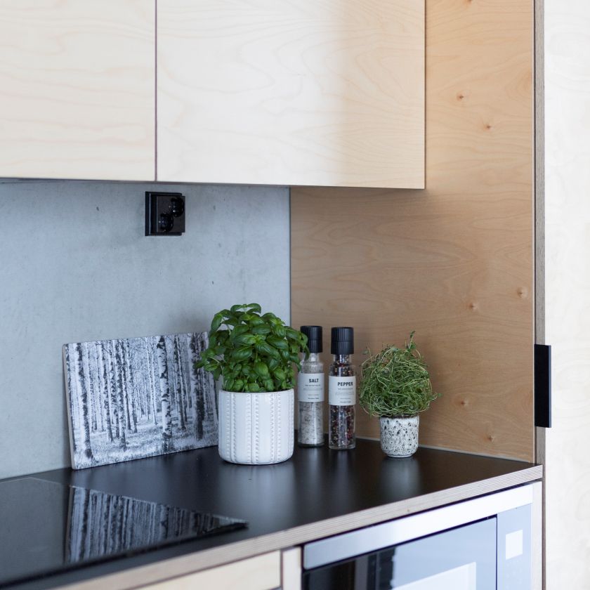 Finnischer Birkenwald Schneidebrett aus Holz, schwarz und weiß, hergestellt in Finnland, Miiko Design, für Küche und Tischgedekoration