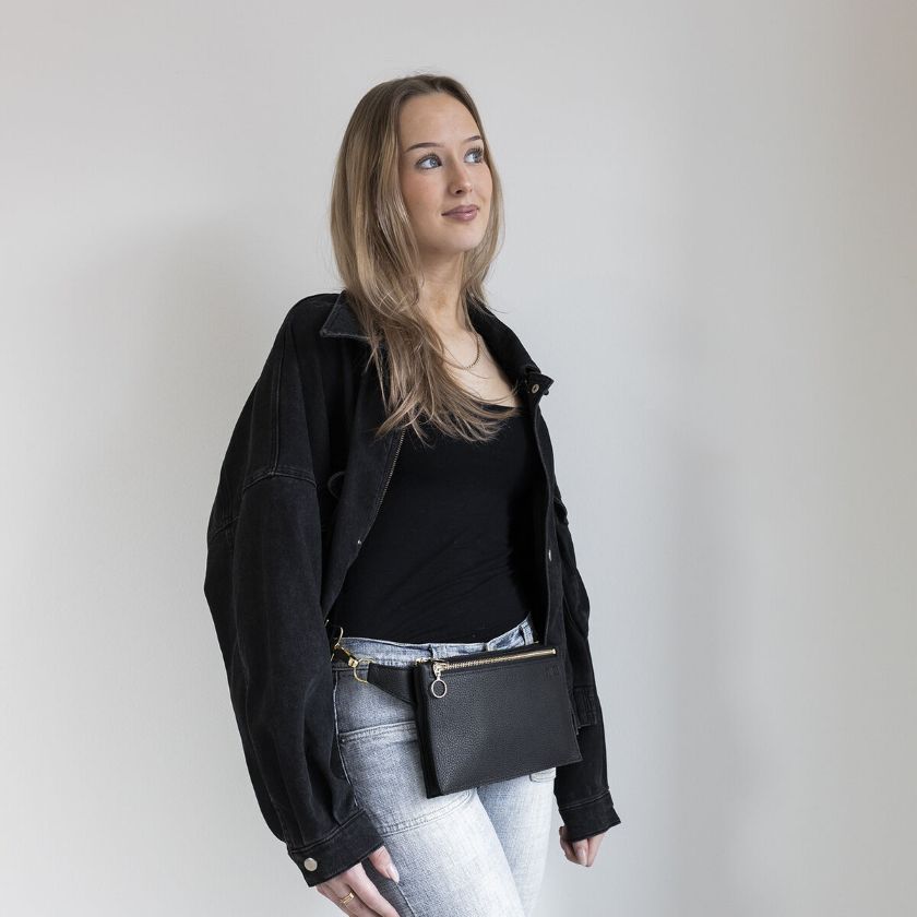 Schwarze Hippa Gürteltasche mit gold Details aus Elchleder, Miiko Design Finnland