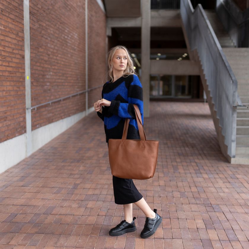 Braune Laptoptasche für Alltag und Arbeit, hergestellt in Finnland aus Elchleder, Miiko Design, Skandinavischer Stil