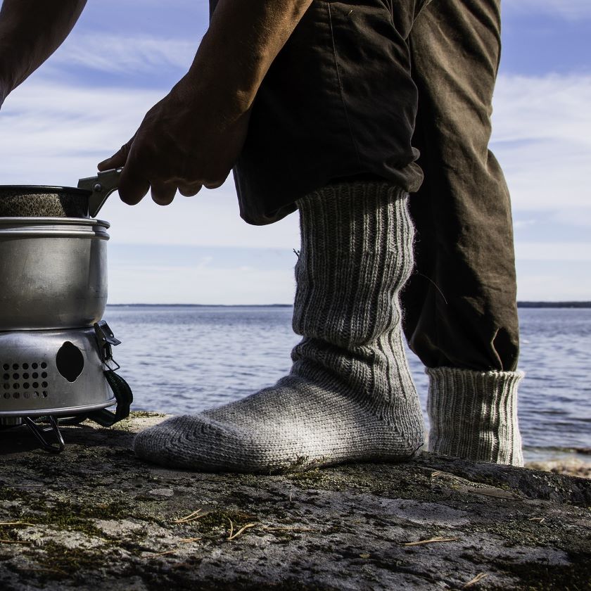 Kotimaiset perinteiset harmaat villasukat ulkoiluun, Helsingin Villasukkatehdas