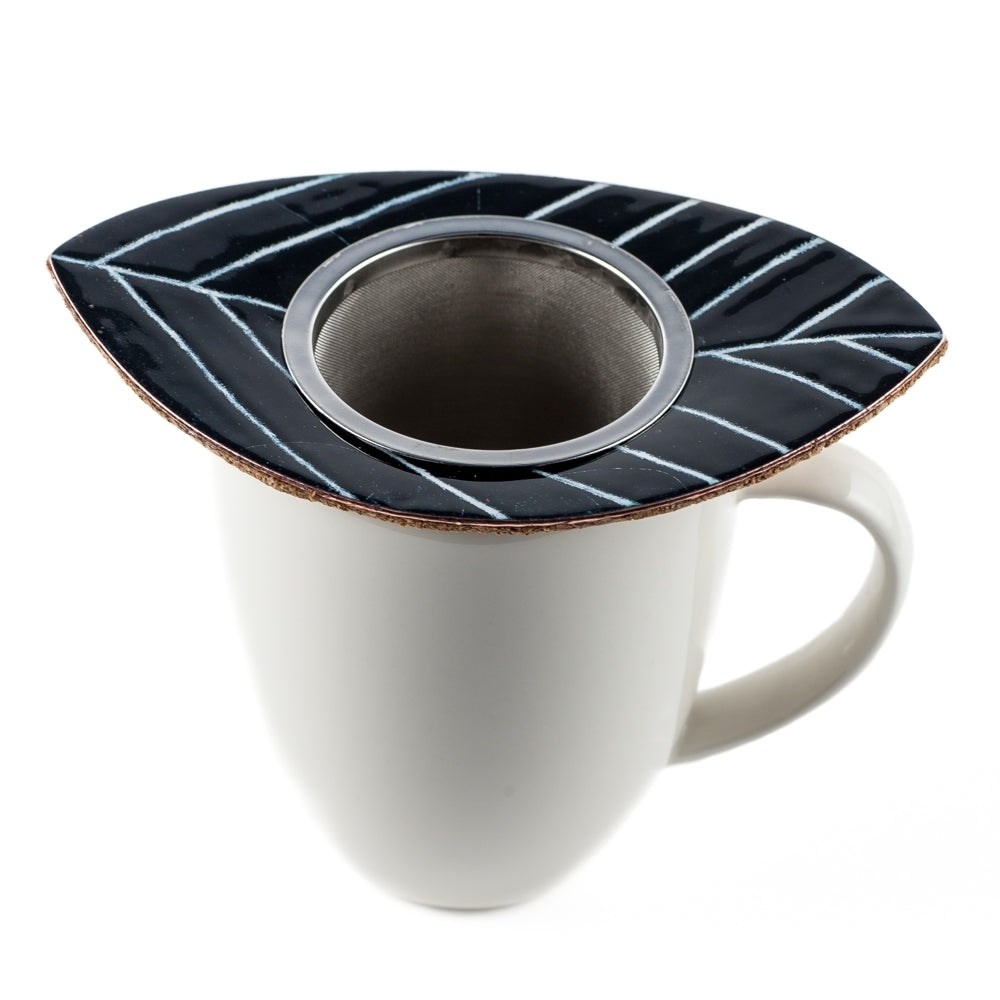 Lehti Blatt Teesieb schwarz, Teefilter aus Edelstahl, finnisches Design hergestellt in Finnland, The Finland Shop