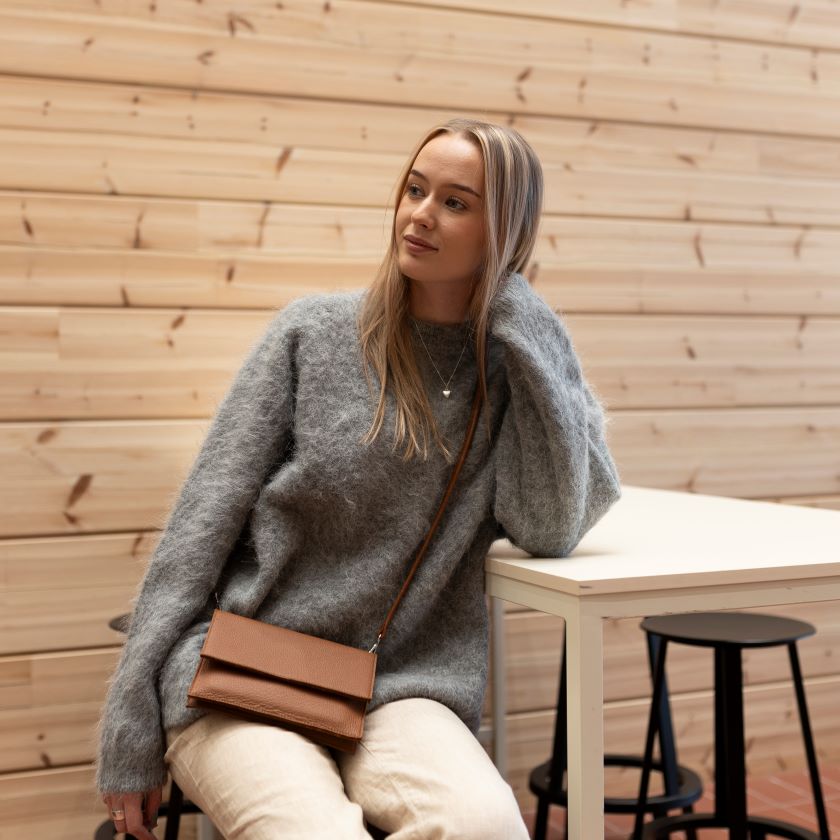 Tuike nahkalaukku ruskeaa hirvennahkaa, olkalaukku, arkilaukku, Miiko design