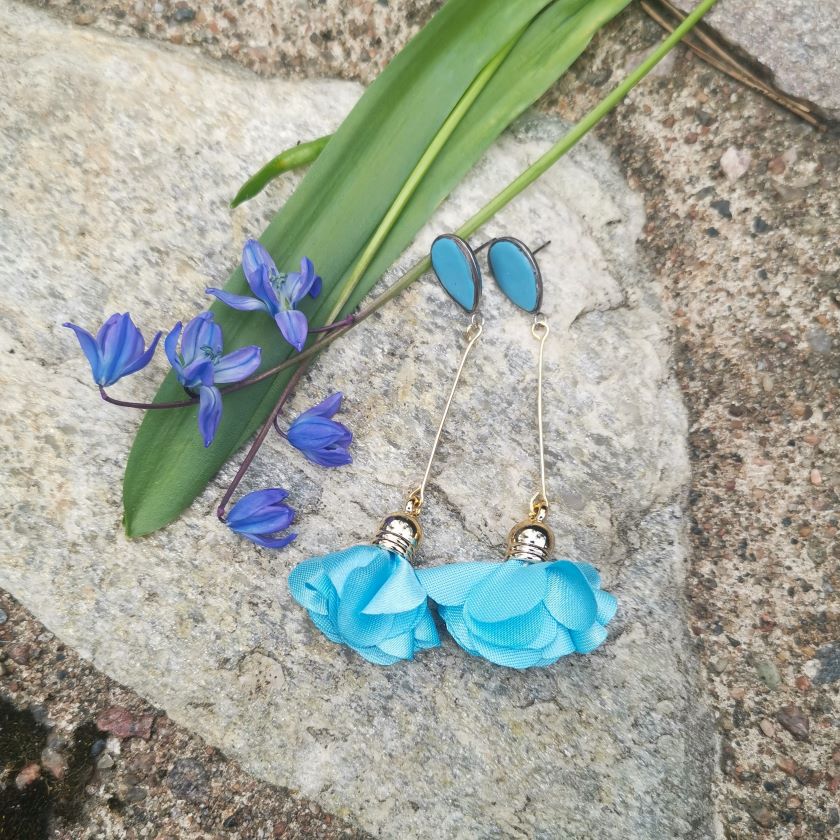 Siniset Pioni korvakorut, kukkakorvakorut, kesäkorvakorut, näyttävät korvakorut juhlaan, Pauliina Rundgren Handicrafts