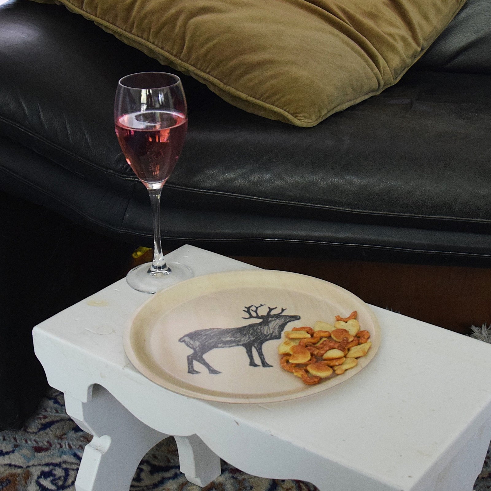 Poro Rentier rundes Tablett aus Holz hergestellt in Finnland, Miiko Design, The Finland Shop