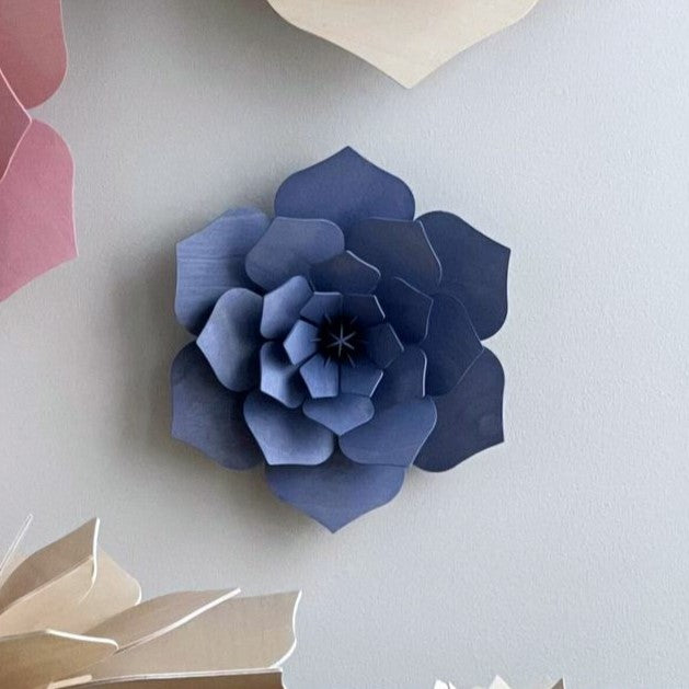 Sisustus kukka Lovi puinen koottava koriste, laventelinsininen, seinäkoriste, The Finland Shop