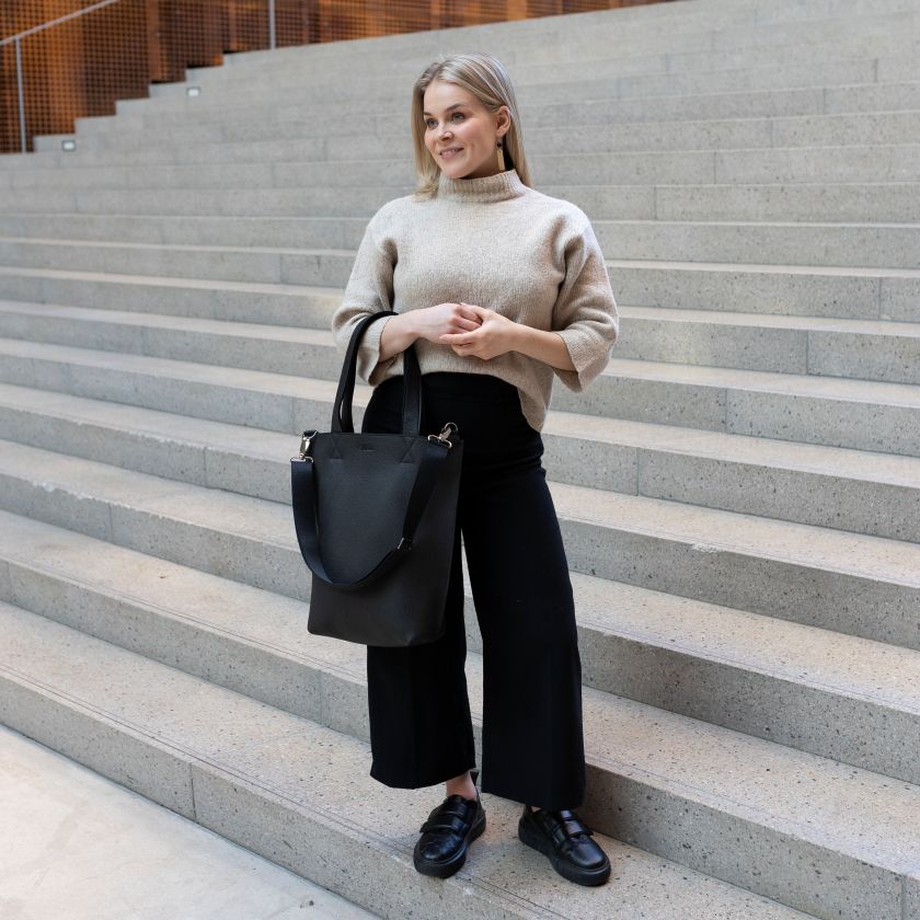 Tote Bag Sola, Große schwarze Ledertasche für Alltag und Arbeit, hergestellt in Finnland aus Elchleder, Miiko Design
