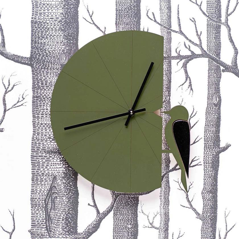 Tikka Specht Wanduhr Wald grün, Designuhr aus Finnland, finnische Birke hergestellt in Finnland, The Finland Shop