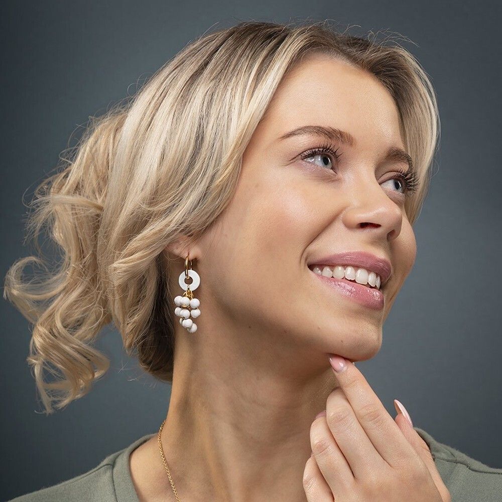 Weiße Mimosa Schmuckset mit Ohrringe und Halskette, Holzperlen, Skandinavischer Style, The Finland Shop