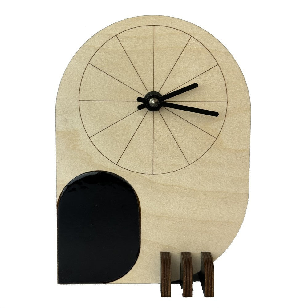 Pöllö pöytäkello suomalaisesta koivusta, koristeena musta emalilaatta, Pauliina Rundgren HandiCrafts