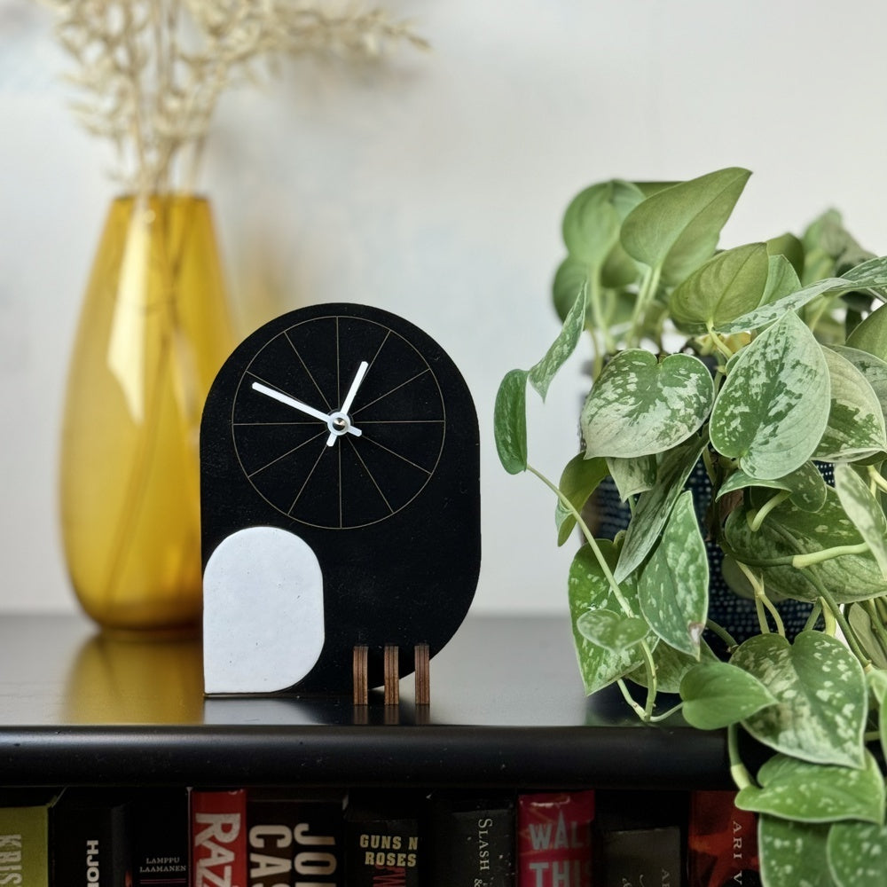 Klassinen musta Pöllö pöytäkello, valmistettu Suomessa käsityönä, Pauliina Rundgren HandiCrafts
