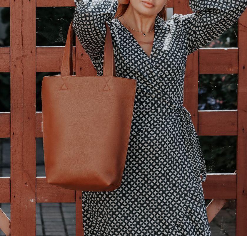 Tote Bag Sola, große braune Ledertasche für Alltag und Arbeit, hergestellt in Finnland aus Elchleder, Miiko Design