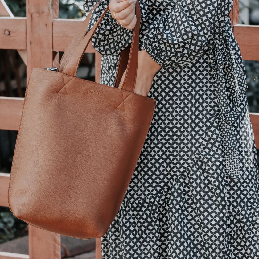 Tote Bag Sola, große braune Ledertasche für Alltag und Arbeit, hergestellt in Finnland aus Elchleder, Miiko Design