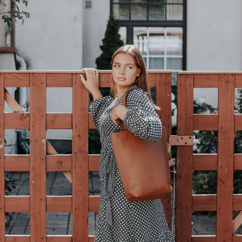 Große braune Ledertasche Sola für Alltag und Arbeit, hergestellt in Finnland aus Elchleder, Miiko Design