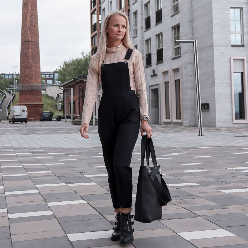 Shopper Sola, Große schwarze Ledertasche für Alltag und Arbeit, hergestellt in Finnland aus Elchleder, Miiko Design