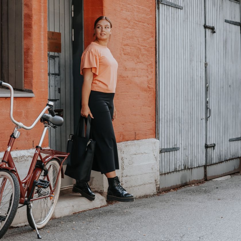 Shopper Sola, Große schwarze Ledertasche für Alltag und Arbeit, hergestellt in Finnland aus Elchleder, Miiko Design