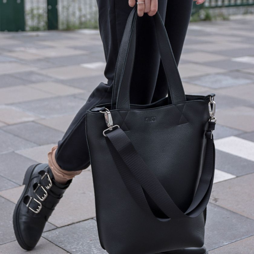 Große schwarze Ledertasche Sola für Alltag und Arbeit, hergestellt in Finnland aus Elchleder, Miiko Design, Tote Bag