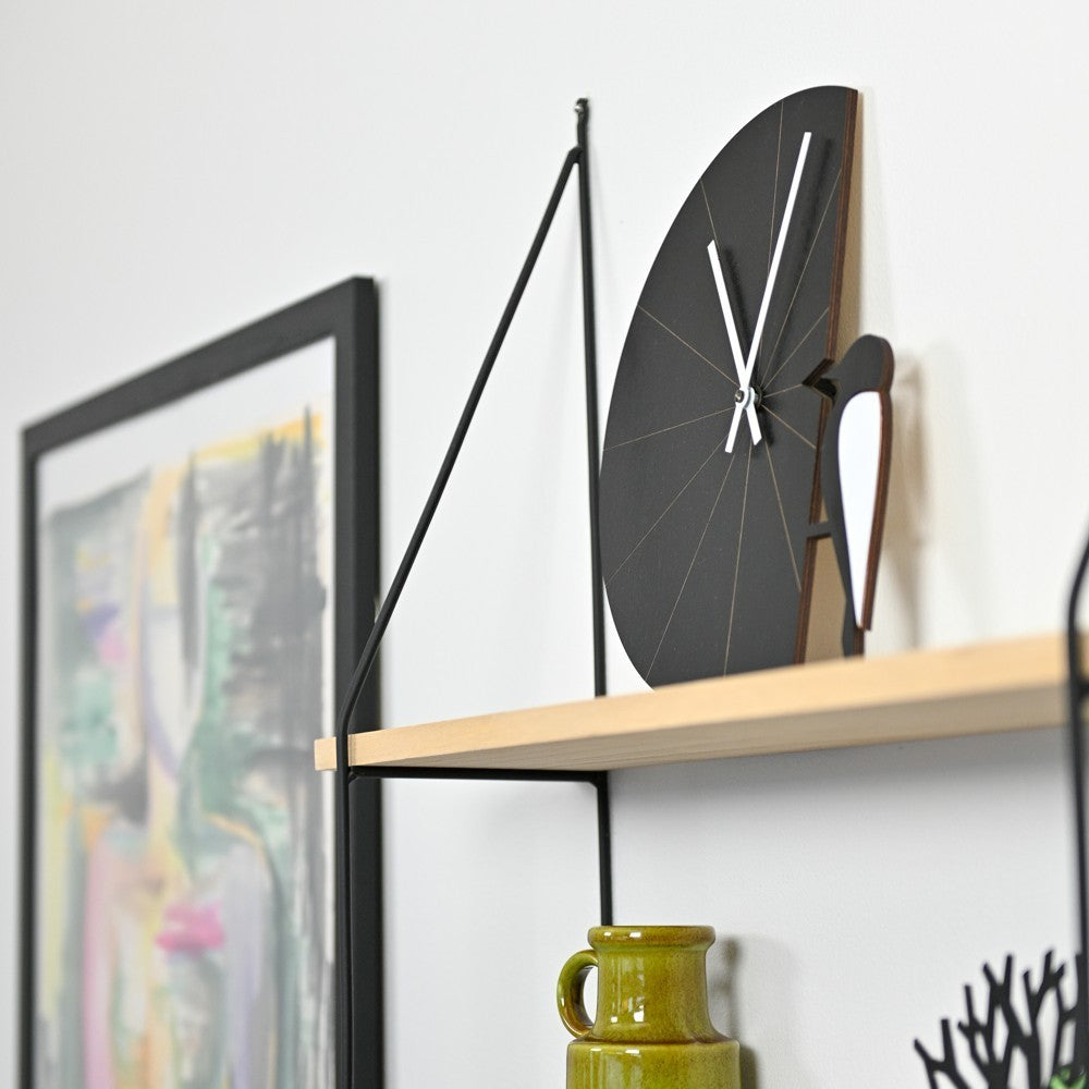 Musta Tikka seinäkello keittiön hyllyllä sopii hyvin skandinaaviseen keittiöön, The Finland Shop