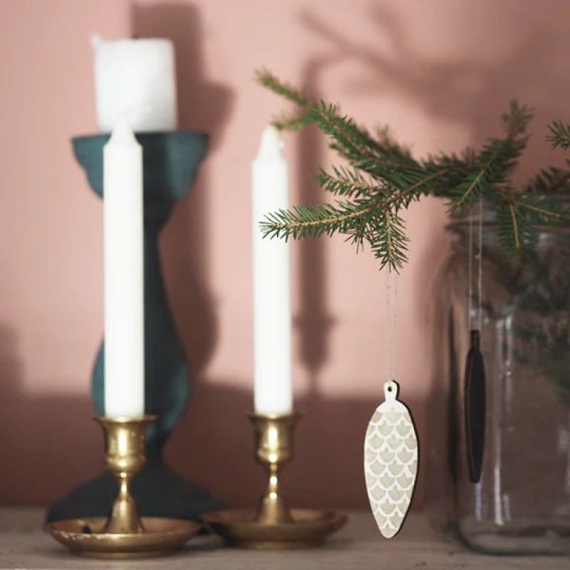 Holz-Zapfen Deko auf festlichem Tisch – finnisches Design von Papurino bei The Finland Shop