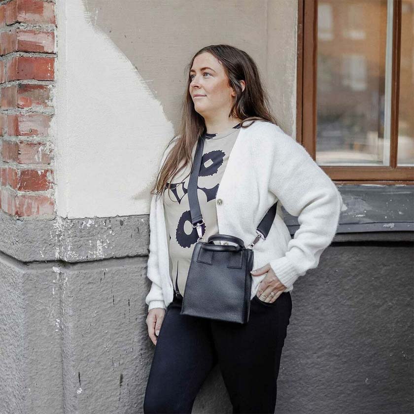 Musta mini tote bag Hurma laukku hirvennahkaa Miiko design suomalainen nahkalaukku