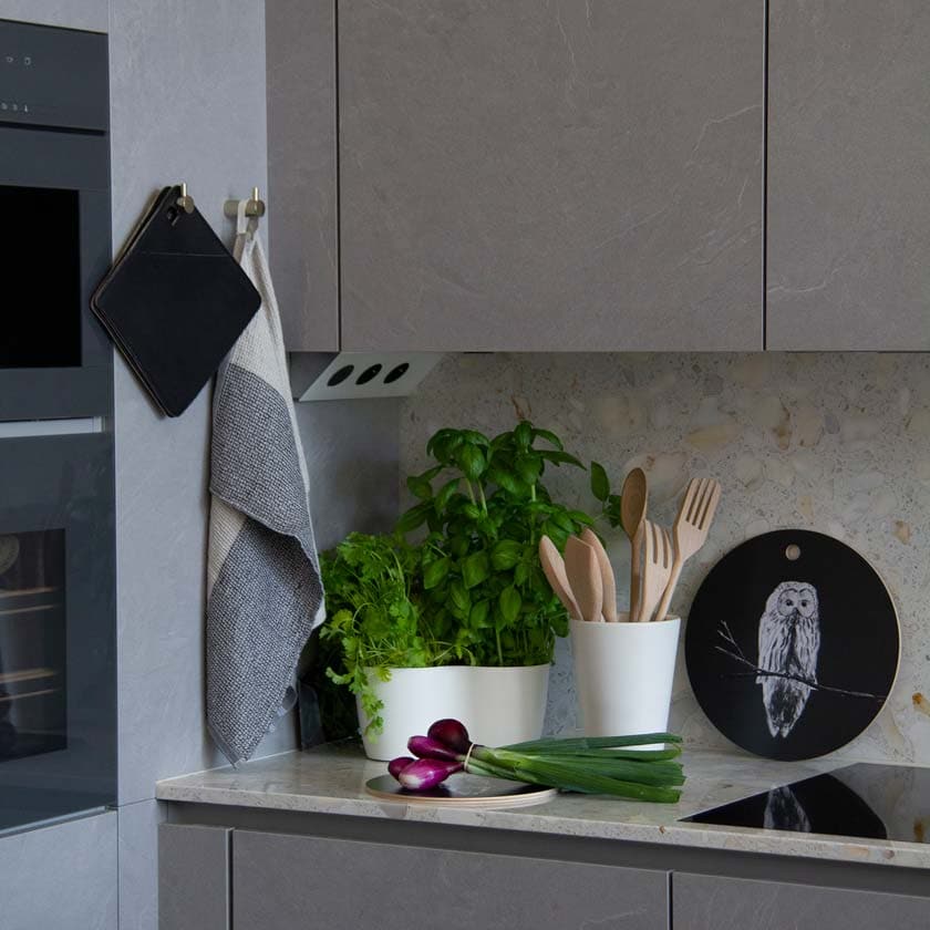 Musta pyöreä Pöllö leikkuulauta suomalainen miiko design