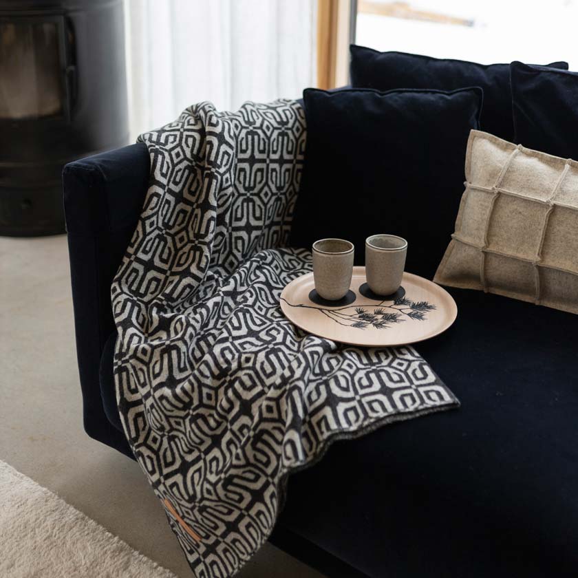 suomalainen villahuopa lampaanvillaa louhi viltti villapeitto mustavalkoinen miiko design