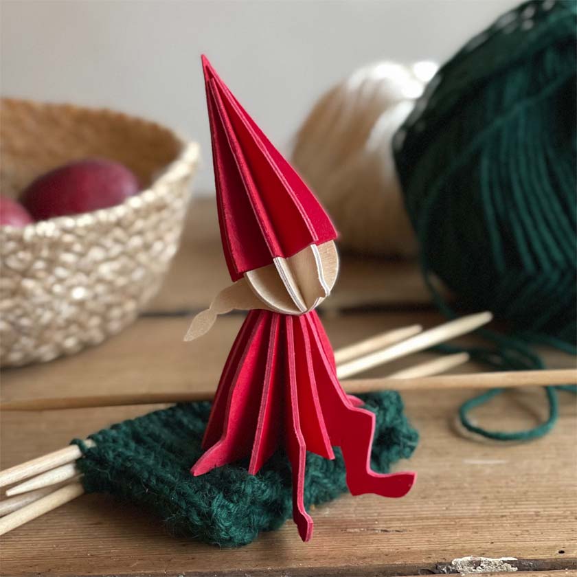 Lovi tontut puinen harmaa tonttu ja punainen tyttö tonttu. Suomessa tehty joulukoriste