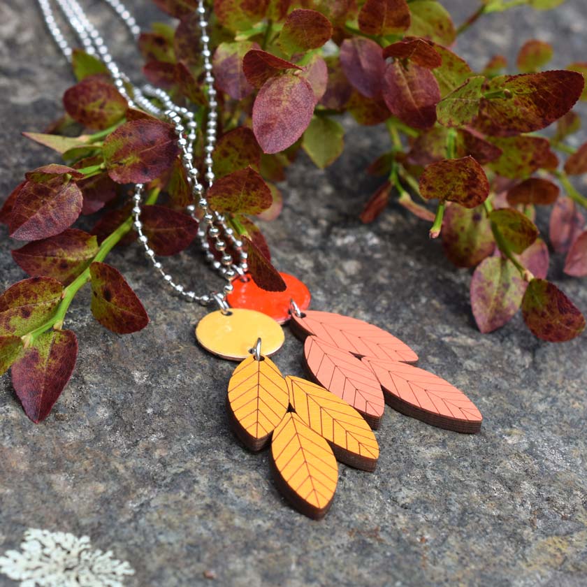 Oranssi Pihlaja kaulakoru suomalainen