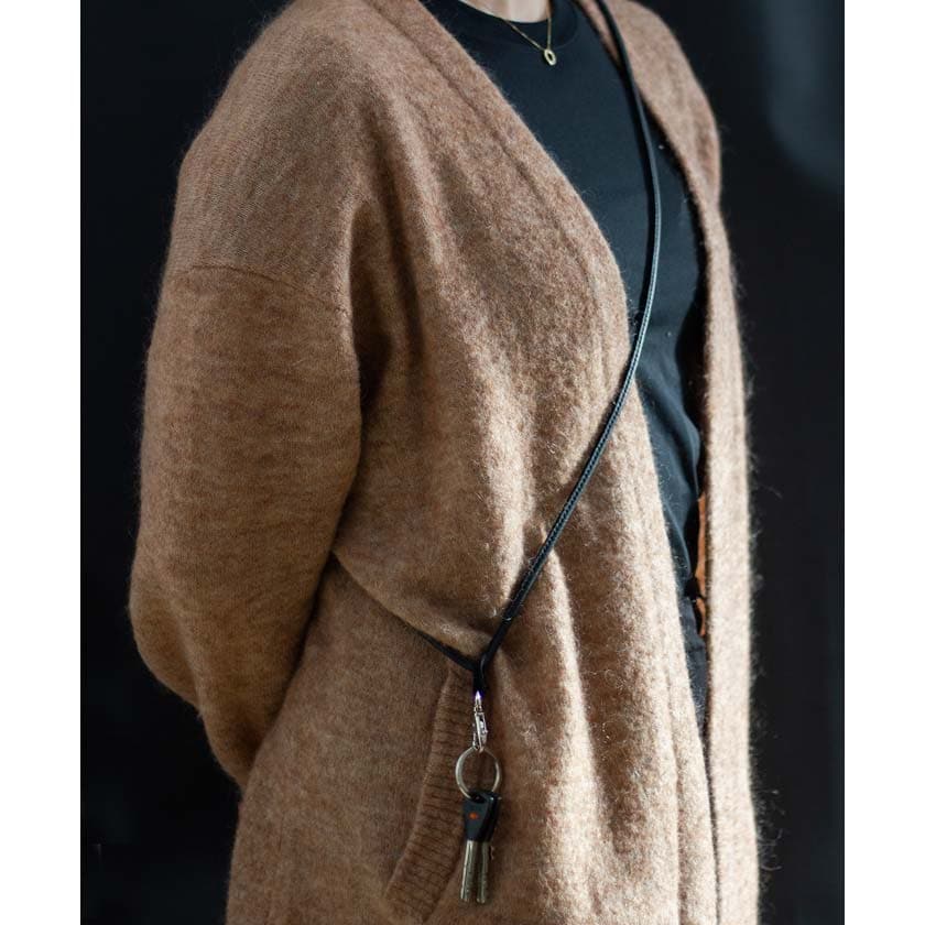 Pitkä avainnauha nahkainen ruskea musta kotimainen Miiko design crossbody avainkaulanauha