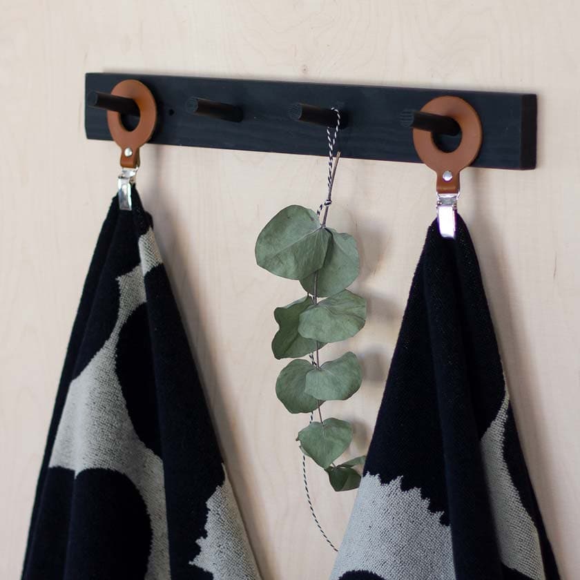 Pyyheripustin nahkainen pyyhenipsu suolamainen ruskea musta Miiko design