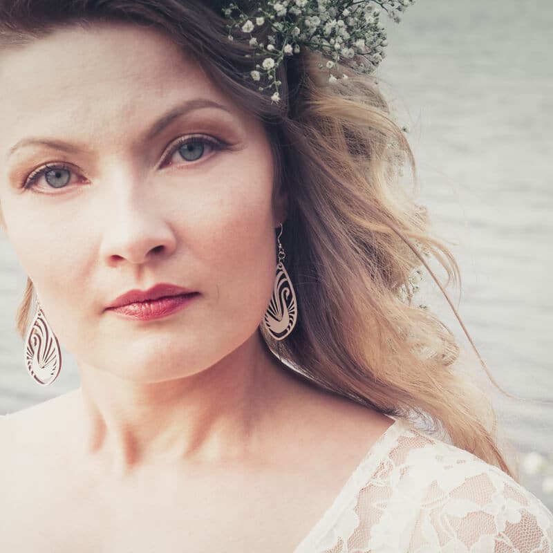 Joutsen puiset valkoiset korvakorut suomalainen design koru Sanninco Kuhmo