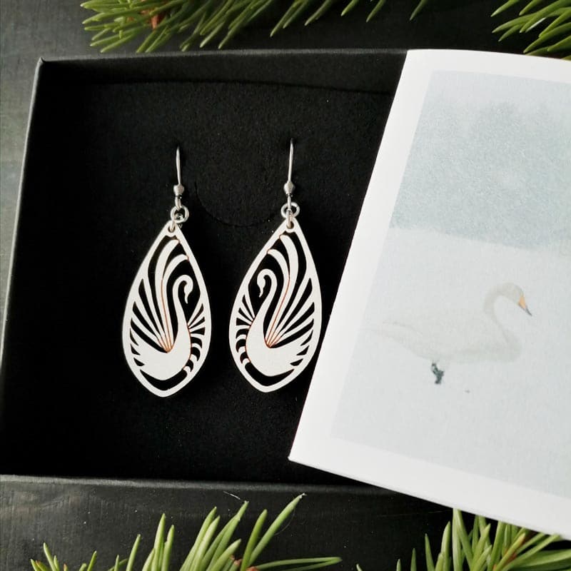 Joutsen puiset valkoiset korvakorut suomalainen design koru Sanninco Kuhmo