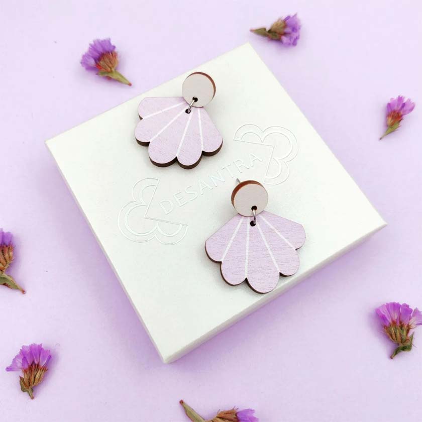 Siipeni kantaa tarina korvakorut suomalaiset Desantra puukorut lila